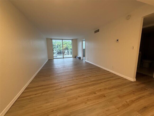 Building Photo - 689 NE 6th Ct