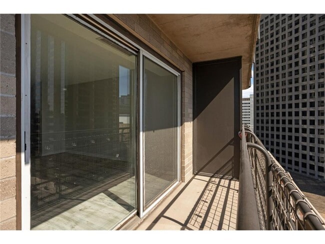 Building Photo - 66 9th St E