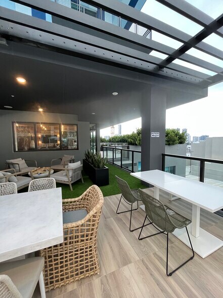 Building Photo - 147 NW 32nd St