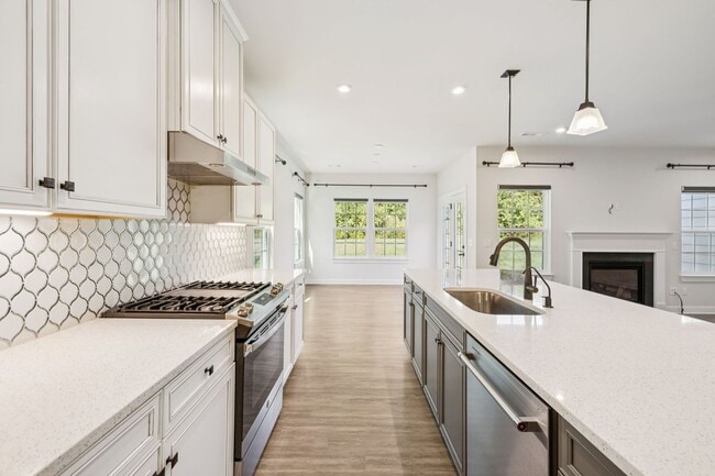 Building Photo - 5BR/3.5BA home offers stylish and function...