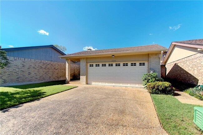 Building Photo - 11121 Pinehurst Dr