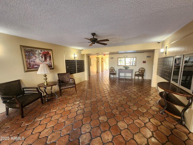 Building Photo - 3033 E Devonshire Ave