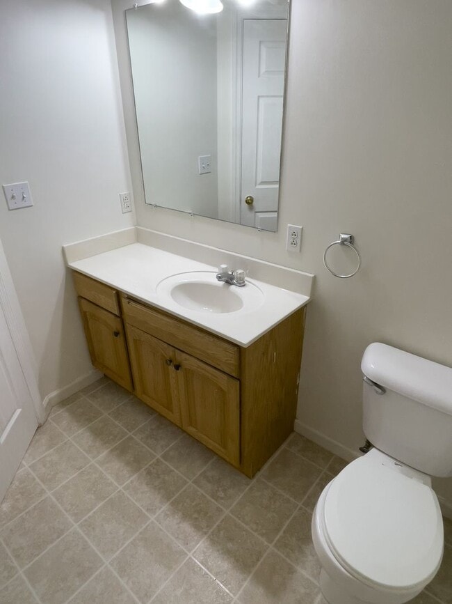 Building Photo - 3BR/ 2.5 Bath Modern Townhouse