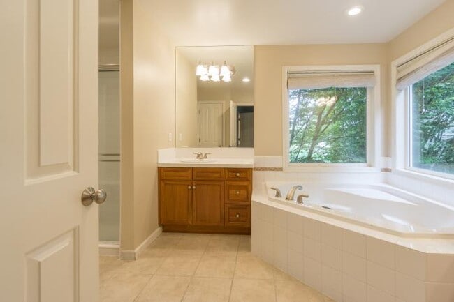 Building Photo - 4 bedroom in Kirkland WA 98033