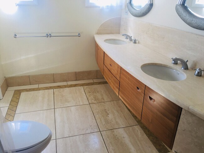 En-suite bath - 6123 Scenic Ave