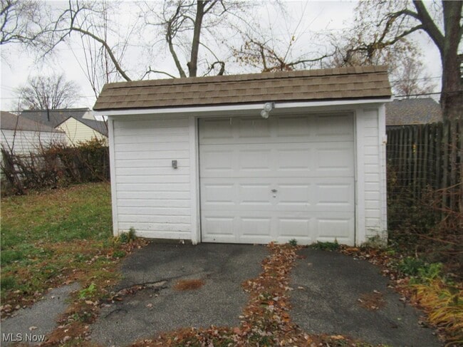 Building Photo - 18712 Parkmount Ave