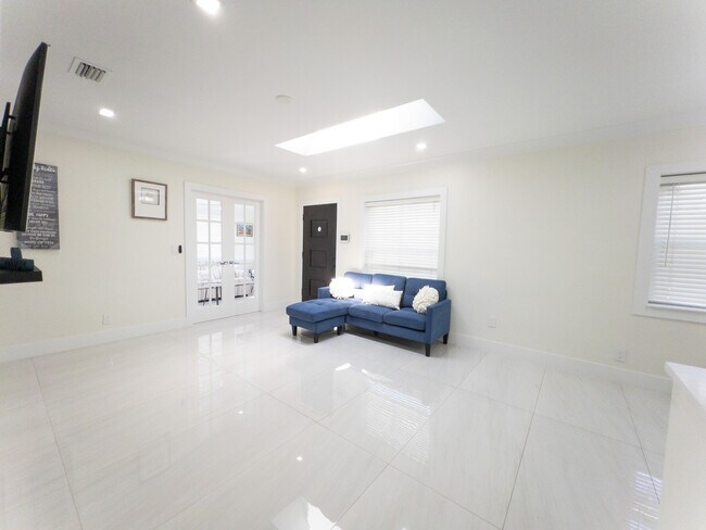 Building Photo - 887 W Perry St