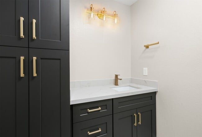 Building Photo - 4002 Dixie Farm Rd