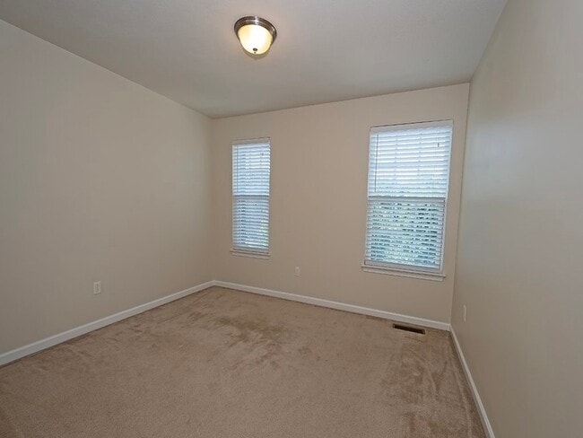 Building Photo - 627 Edison Dr