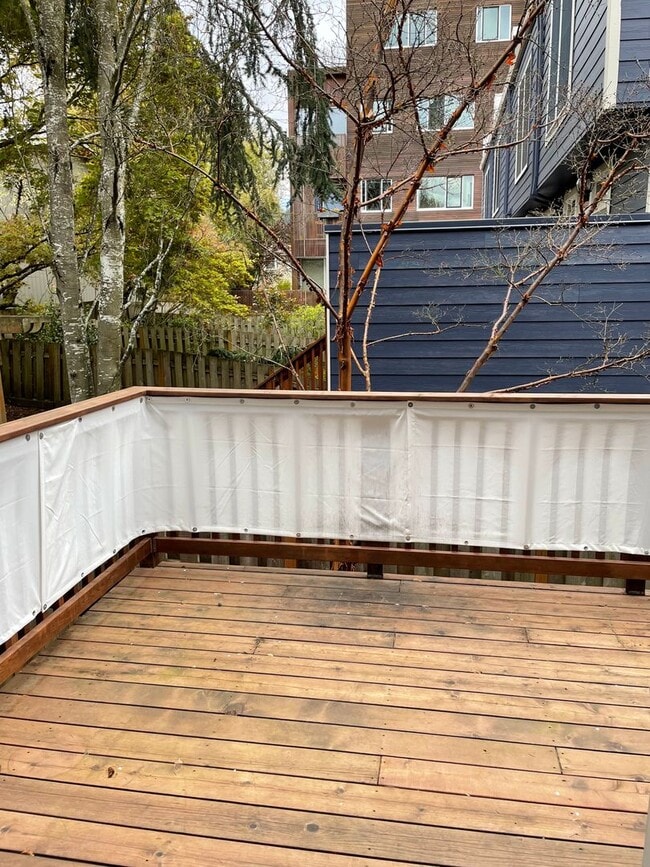 Building Photo - NW townhouse with double Master Suites, pa...
