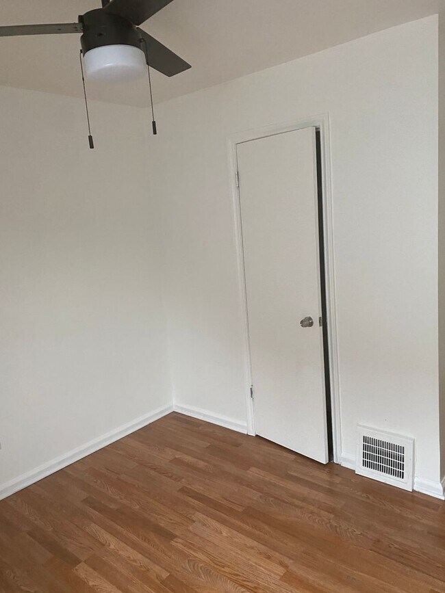 Building Photo - 3 bedroom, 1 bath bungalow with basement and 1 car garage