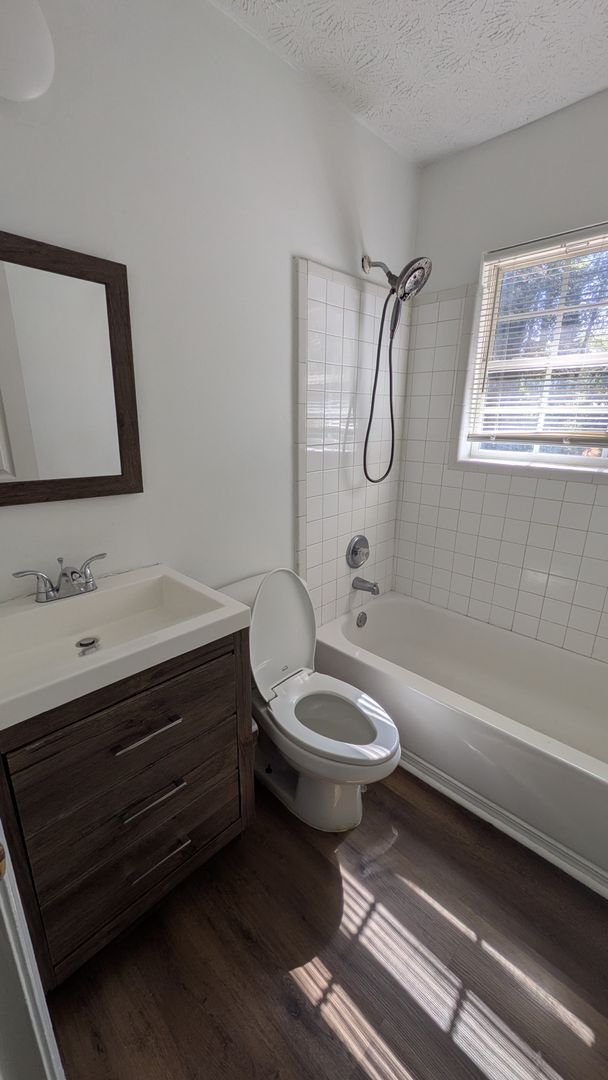 Building Photo - Charming 5 Bed/2 Bath home in Riverdale!