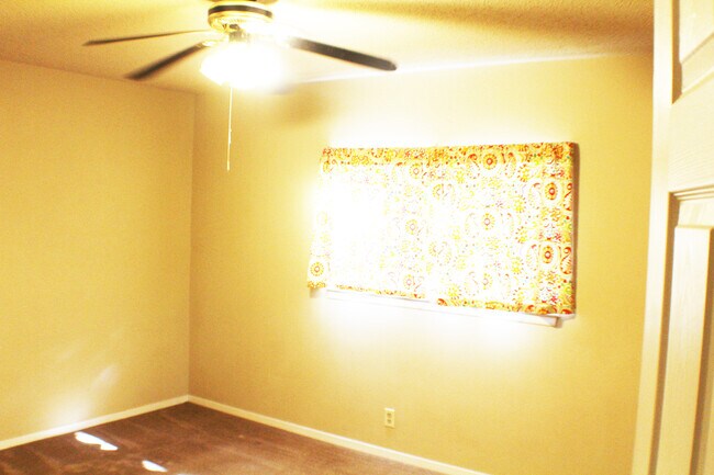 Building Photo - Lovely rental home near UTSA and USAA. Rea...