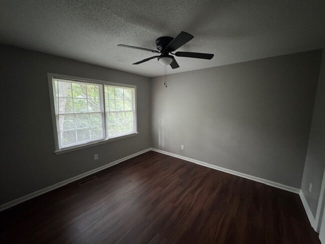 Building Photo - Newly Renovated!!