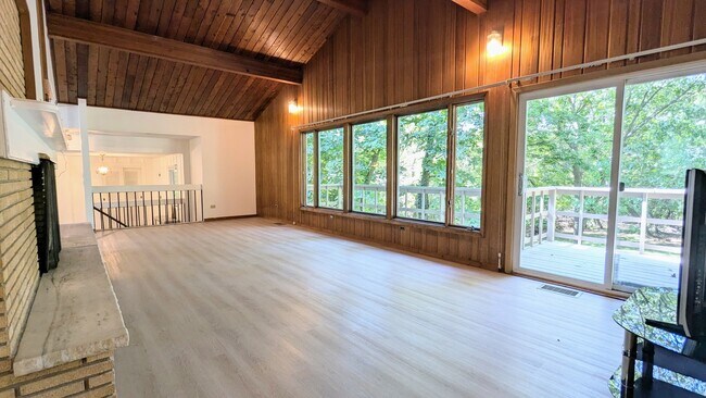 Building Photo - 2030 Crestwood Ln