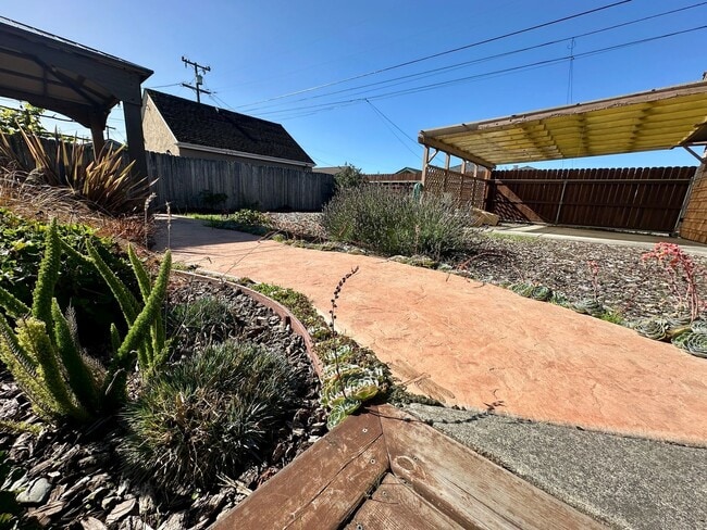 Building Photo - Craftsman Bungalow with Fantastic Fenced Yard