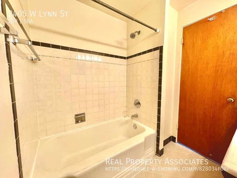 Building Photo - 2405 W Lynn St