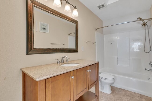 Building Photo - SILVER FIRS 3 BED 2.5 BATH TOWNHOUSE AVAILABLE NOW