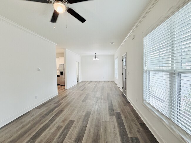 Building Photo - 2035 Rosewood Dr