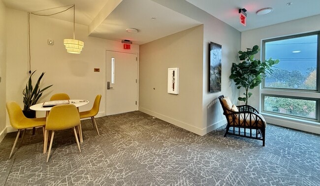 Building Photo - 610 Trent Dr