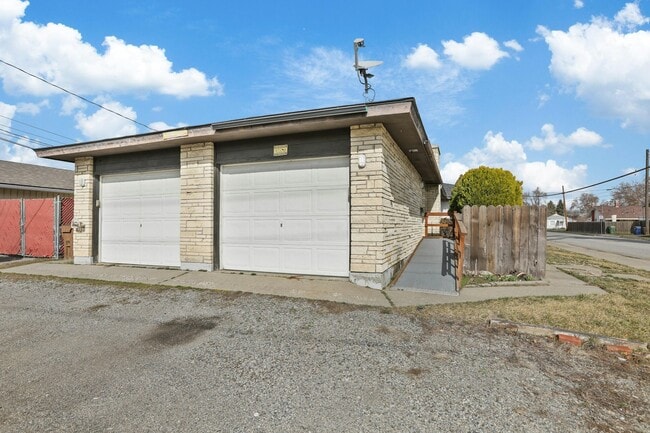 Building Photo - 5125 N Lidgerwood St