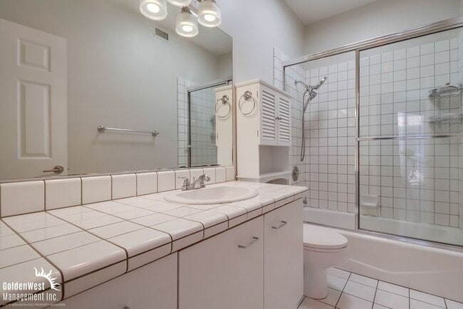 Building Photo - Modern 2Bdm 2.5Ba Town-home with Rooftop D...