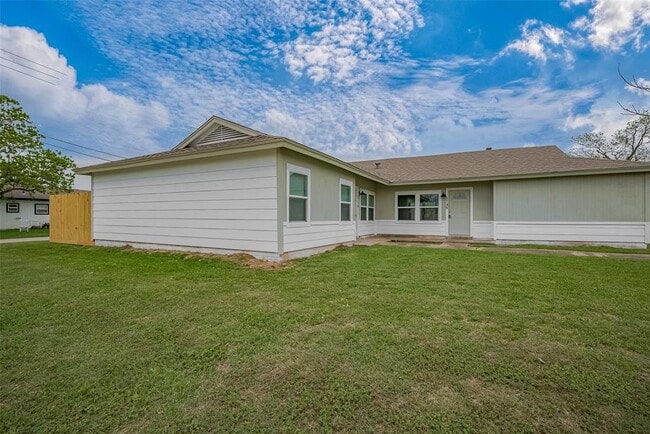 Building Photo - 1750 Lynn Ln