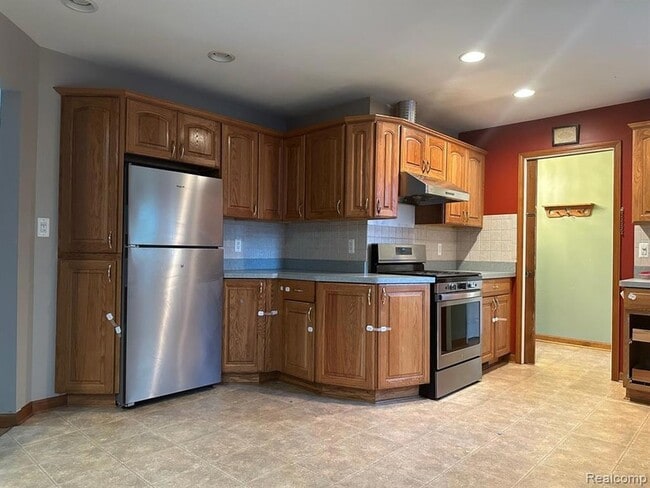 Building Photo - 29543 Eiffel Ave