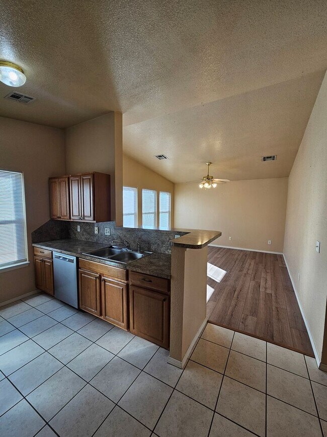 Building Photo - (3) Bed/(2) Bath in Poppy Grove Avail NOW!