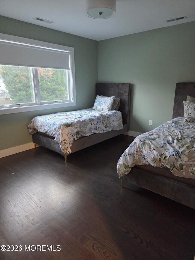 Building Photo - 475 Monmouth Pl