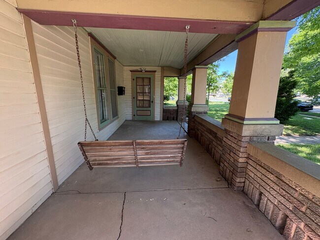 Building Photo - 4 bedroom 2 bathroom Historic Home Downtown Manhattan KS