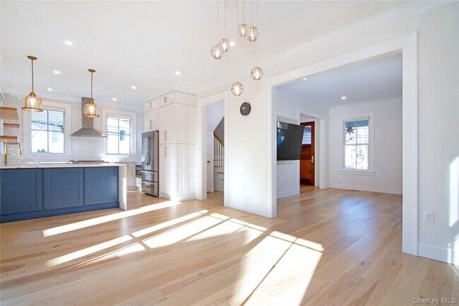 Building Photo - 126 Main St