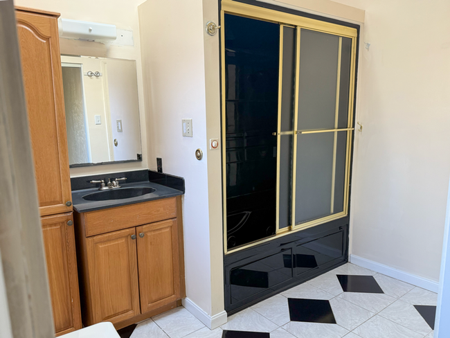 Building Photo - Charming 2-bedroom, 2-bathroom Burlingame ...