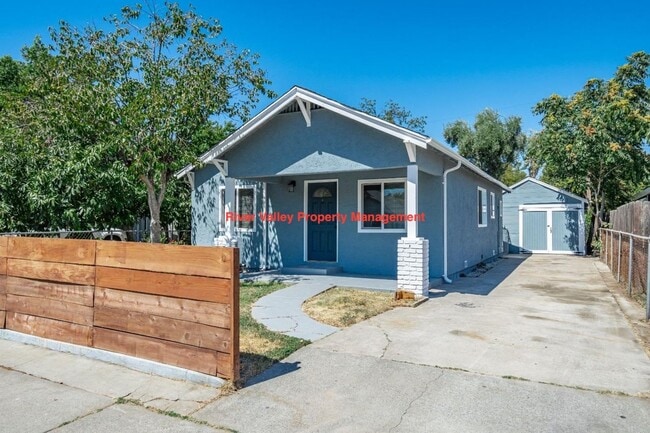 Building Photo - Move in Special, Adorable remodeled Cottage, 3+2, CHA, Garage, fenced yard, close to Christian Br...