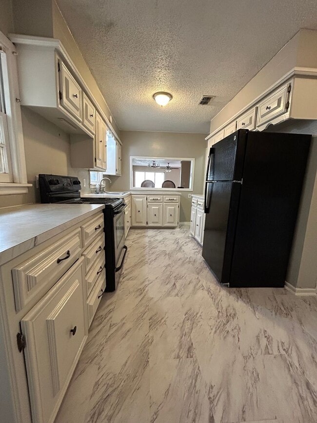 Building Photo - 3 bed and 2 bath Now Available in Tech Terrace