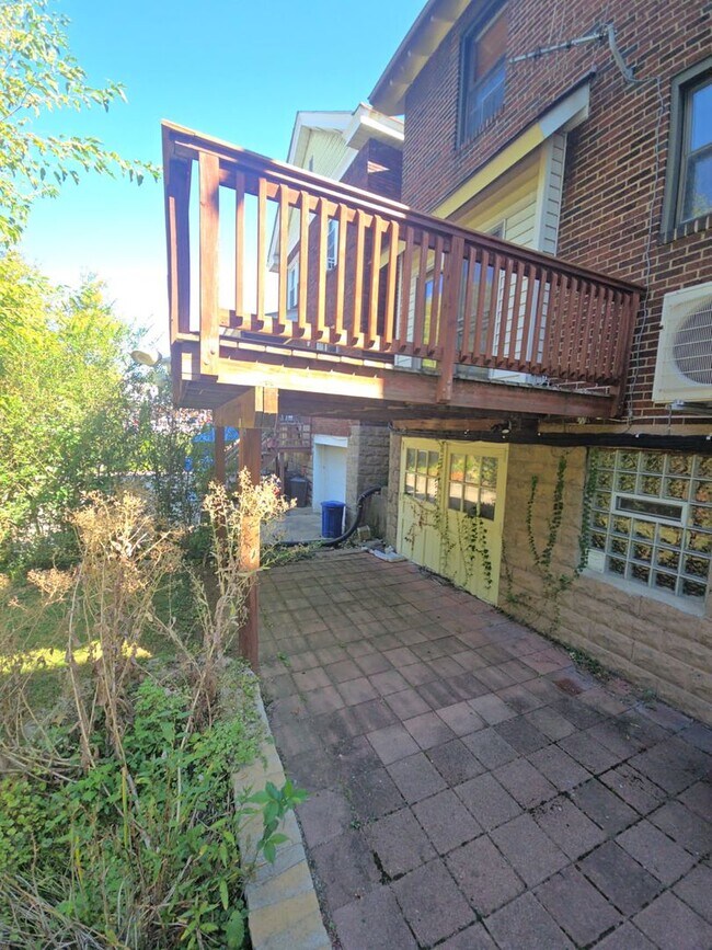 Building Photo - Spacious 3-Bedroom Home w/ Parking & Centr...