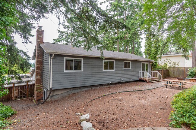 Building Photo - Cozy 4 Bed 3 Bath Home Center of Oak Harbor