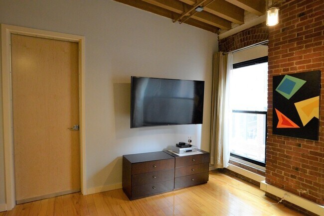 Building Photo - 111 Beach St