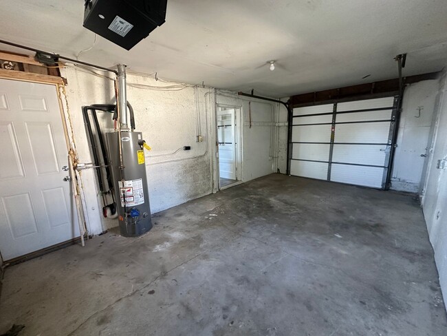 Building Photo - Attached one car garage! Pet Friendly!