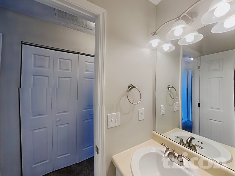 Building Photo - 223 Pebblestone Dr