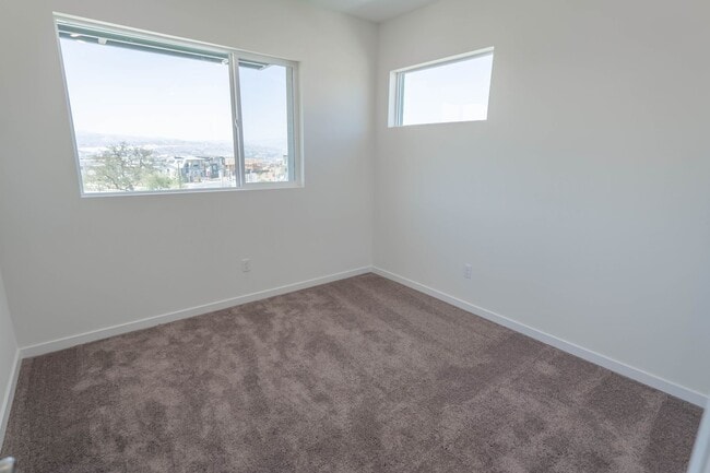 Building Photo - Five Points 3 Bedroom Home in Valencia!