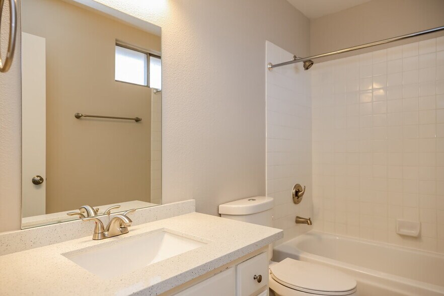 Building Photo - 2446 Cliffwood Dr