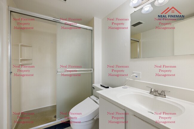 Building Photo - 2 Bed 2 Bath, One parking. Tenant pay all ...