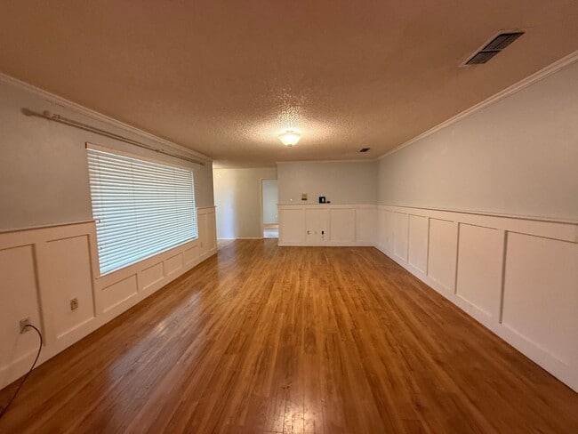 Building Photo - 3 Bed 3 Bath spacious home, with extra craft room, Lovely Backyard