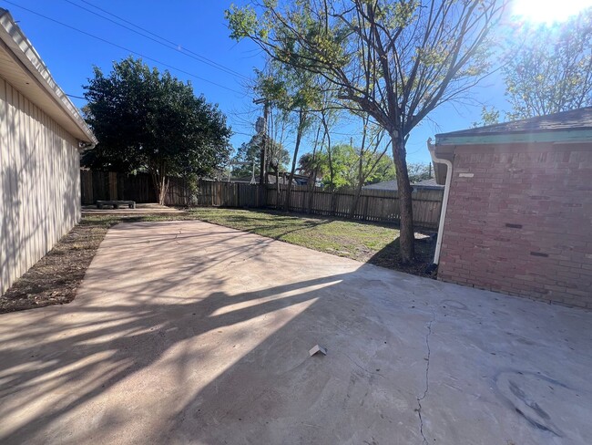 Building Photo - 4 Bedroom 2 Bathroom in Northwest Houston ...