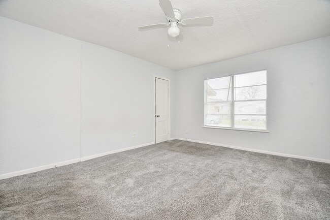 Building Photo - 941 Lucky St