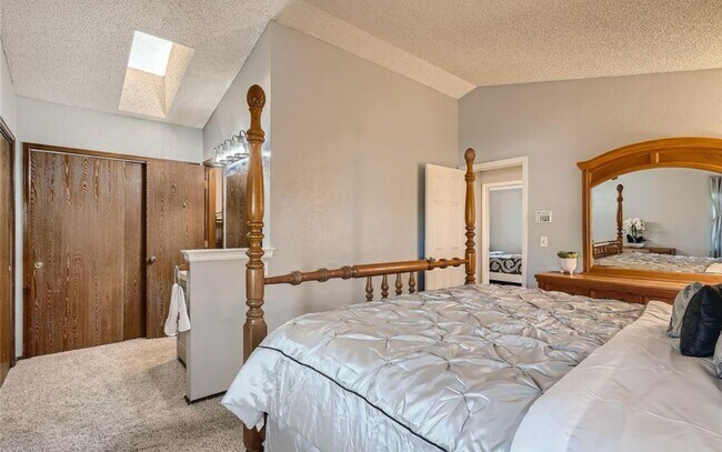 Building Photo - Incredible Tri-level home in Cherry Creek ...