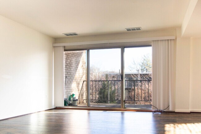 Building Photo - Beautiful top-level 1 bedroom, 1 bathroom condo in Alexandria City