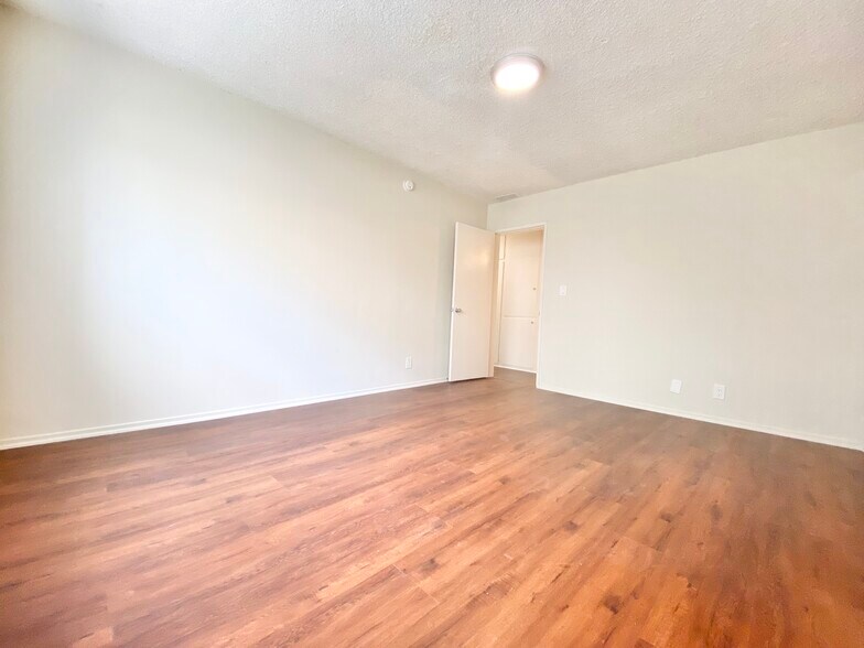 Building Photo - 7010 Lanewood Ave