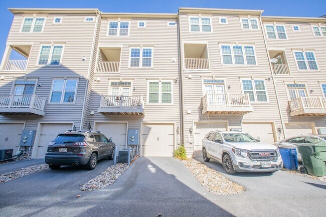 Building Photo - Stunning 3 BR/2.5 BA Townhome in Greenbelt!